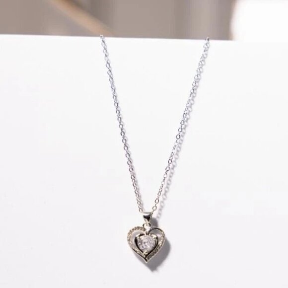 Sparkling Crystal Heart Pendant Necklace - Elegant Jewelry for Women - Picture 1 of 3